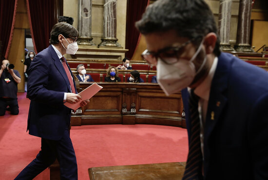 Socialist leader Salvador Illa and ERC head Pere Aragonès photographed in the Catalan parliament in May 2021 (by Jordi Play)