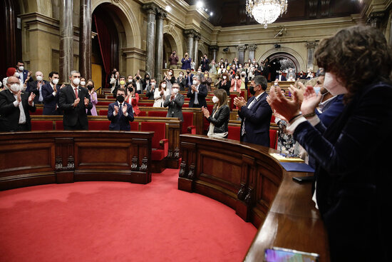 Lawmakers applaud Pere Aragonès just after he has been appointed 132nd Catalan president (by Jordi Play)