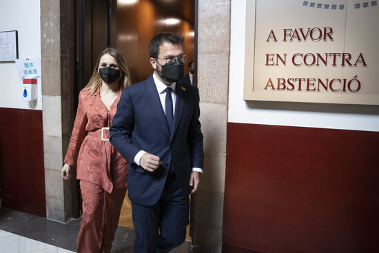 Newly appointed Catalan president Pere Aragonès leaves the offices of ERC in the Catalan parliament with his wife (by Jordi Play)