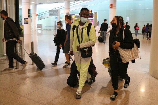 Passengers arrive into Barcelona from London on the first day that UK travellers no longer need to show negative PCR tests to enter Spain (by Gemma Sánchez)