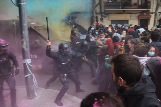 Riot police clash with housing activists in the Poble Sec area of Barcelona (by Miquel Codolar)