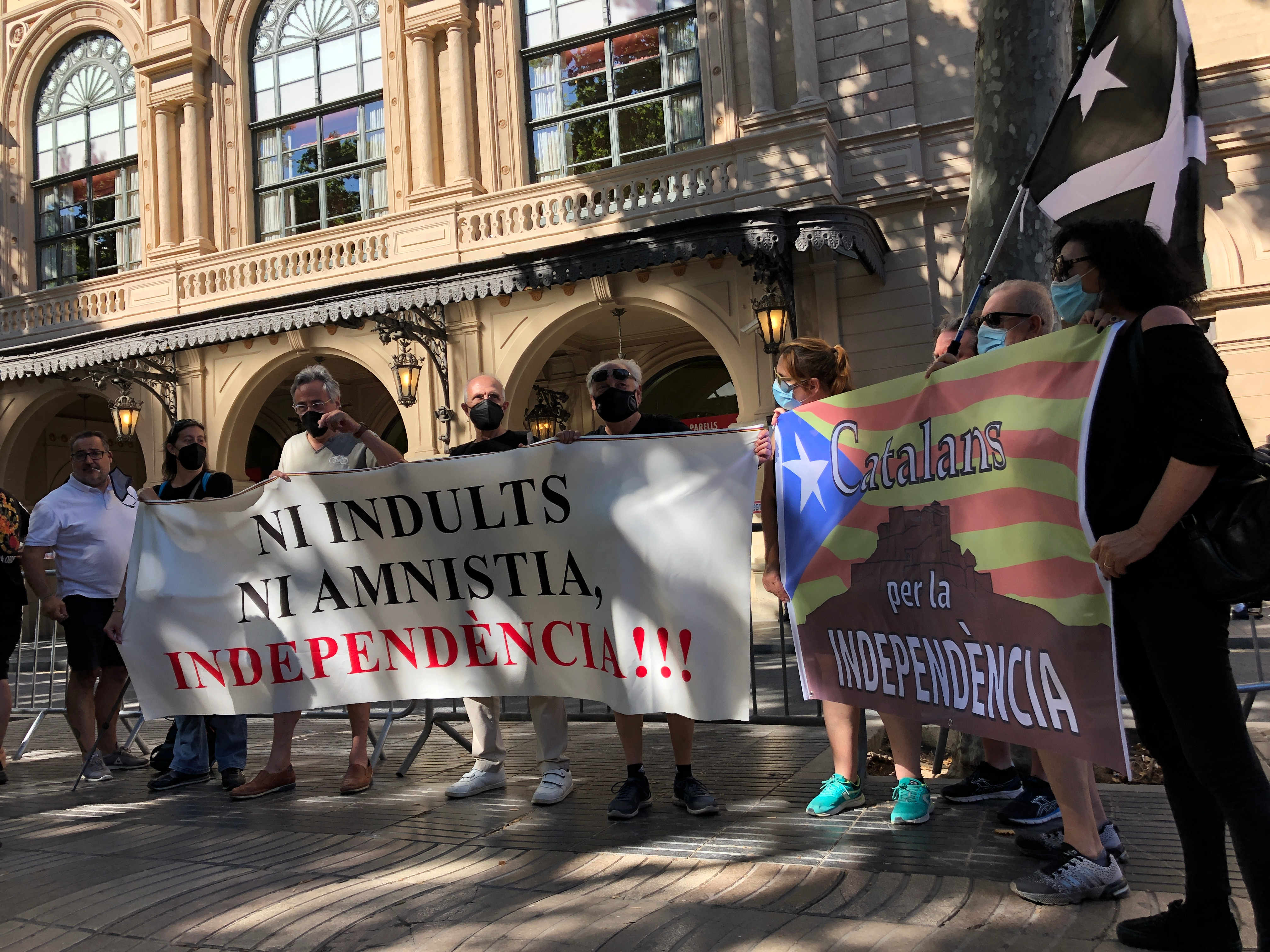 Pro-independence protesters in front of the Liceu opera house (by ACN)