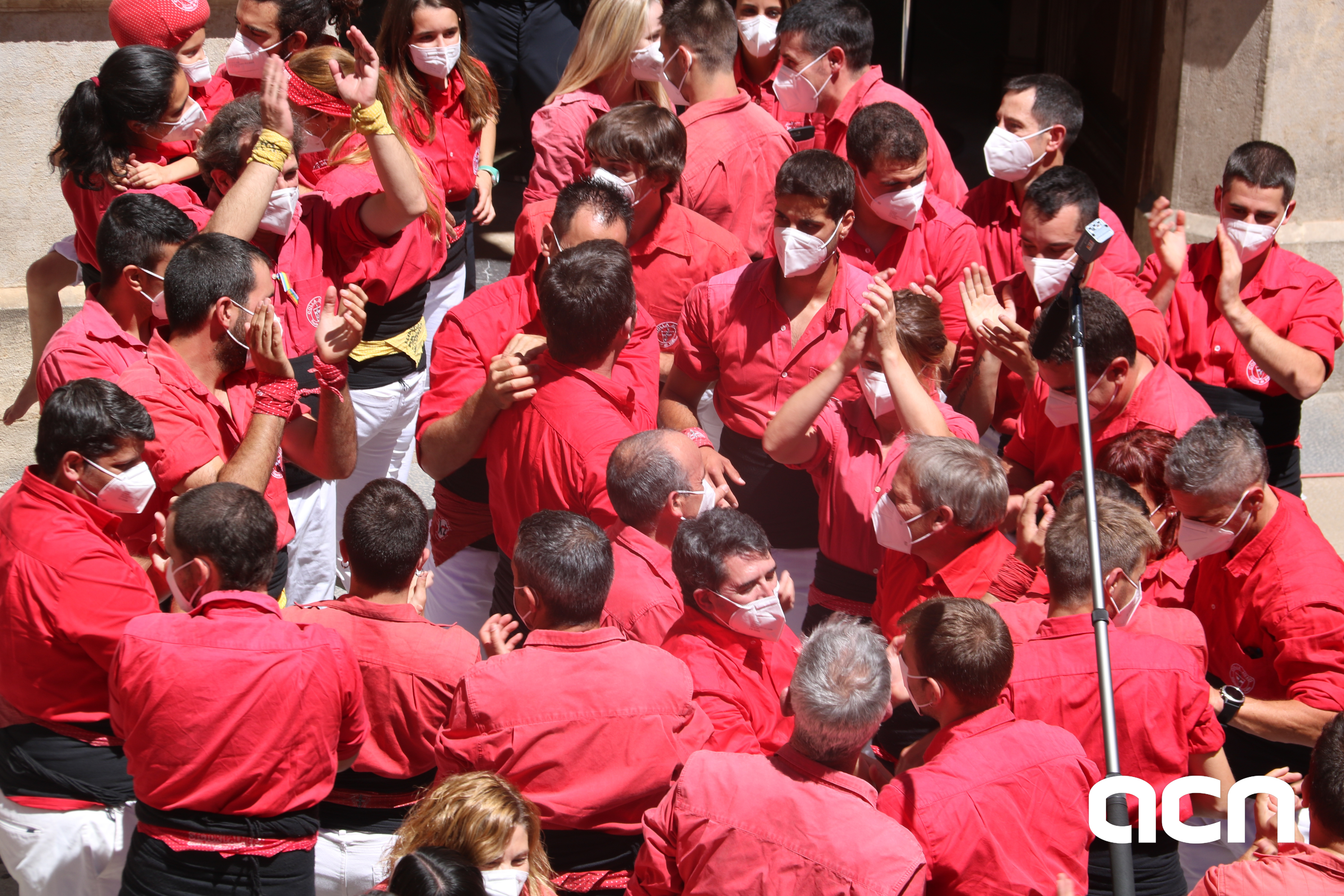 The team of Joves Chiquets de Valls after building a human tower (by Anna Ferràs)