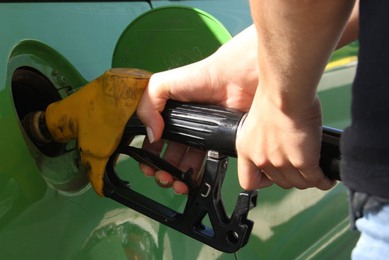 A person fills petrol into their vehicle (by Oriol Campuzano/Arxiu)