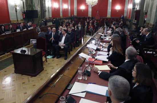 Image of the 12 accused in the Catalan trial, sitting in the dock in Spain's Supreme Court, on February 12, 2019 (by Pool EFE)