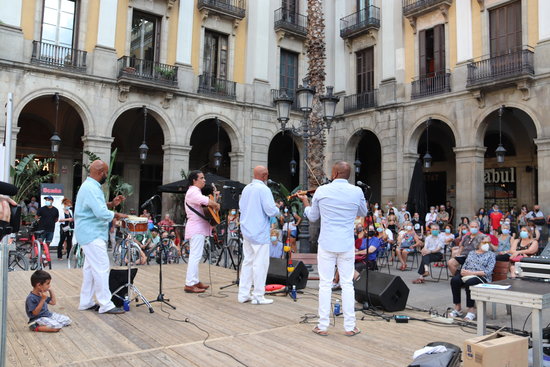 Sabor Cubano concert taking place in Barcelona's Plaça Reial, August 2020 (by Natàlia Costa)