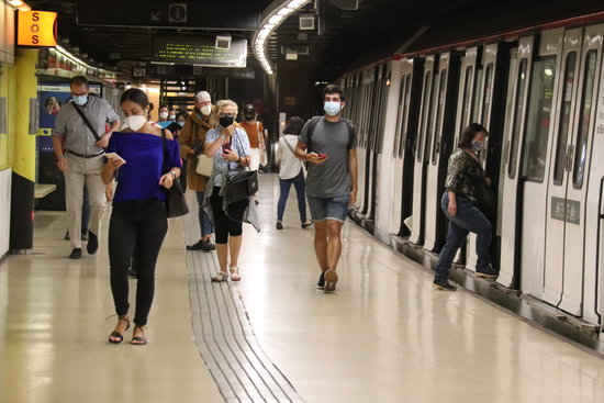 Passengers getting off the metro in Barcelona (by Aina Martí)