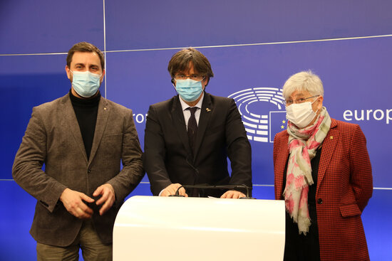 MEPs Toni Comín, Carles Puigdemont, and Clara Ponsatí photographed at a press conference in March 2021 (by Natàlia Segura)