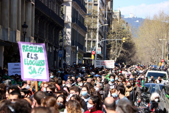 Demonstrators from the movement for housing march down Barcelona's Via Laietana, March 20, 2021 (by Pau Cortina)