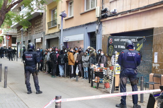 Some police officers during an eviction facing several people trying to avoid it in Sant Andreu, Barcelona, on April 7, 2021 (by Miquel Codolar)