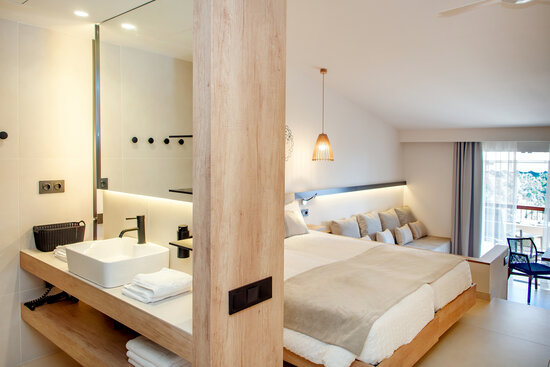A hotel room in the Arenas Resort Giverola in Tossa de Mar (image from Azora EH&L)