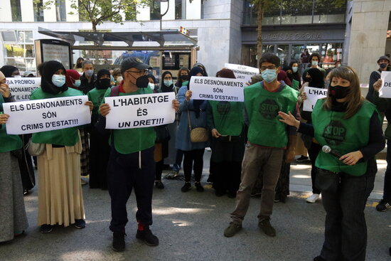 Some protesters holding banners reading 'Housing is a right' and 'evictions are a state crime', in Girona, on May 5, 2021 (by Xavier Pi) 