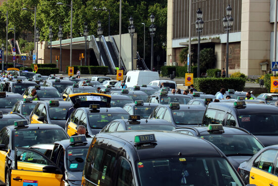 Taxis join a slow drive protest in Barcelona (by Lluís Sibils)