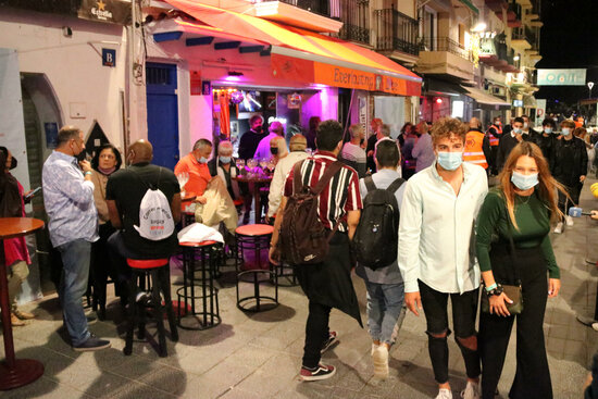 People in bars and on the street in Sitges during the nightlife clinical trial in May 2021 (by Gemma Sánchez)