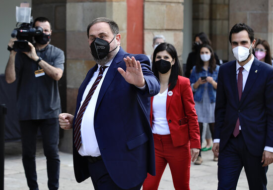 Jailed Esquerra president Oriol Junqueras arrives at parliament, May 21, 2021 (Jordi Play)