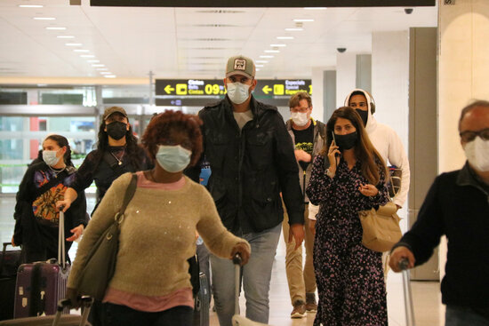 Passengers in the arrivals zone of Barcelona airport, May 24, 2021 (by Gemma Sánchez)