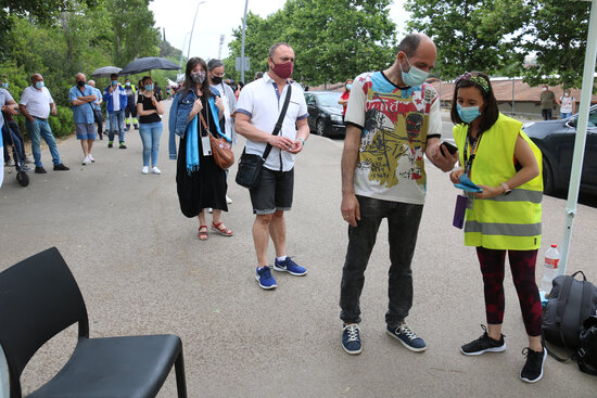 People queue up to receive their Covid-19 vaccines at the Pista Coberta d'Atletisme track and field stadium in Sabadell (by Albert Segura Lorrio)