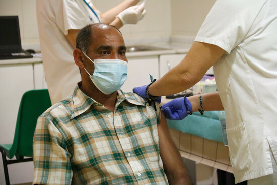 Jordi Buturga recieves the Covid-19 vaccine at the Arrels Foundation (by Blanca Blay)