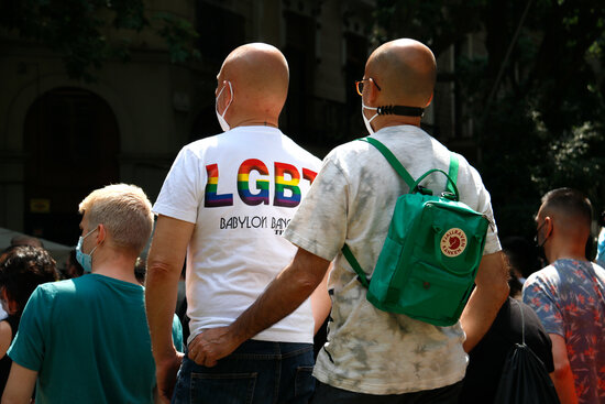 Two people attend a protest against LTBT-phobic attacks in Barcelona (by Blanca Blay)