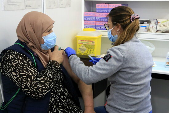 A person is given a Covid-19 vaccine at Fira de Barcelona (by Laura Fíguls)