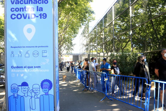 People queue outside the Fira de Barcelona vaccination site, June 6, 2021 (by Laura Fíguls)