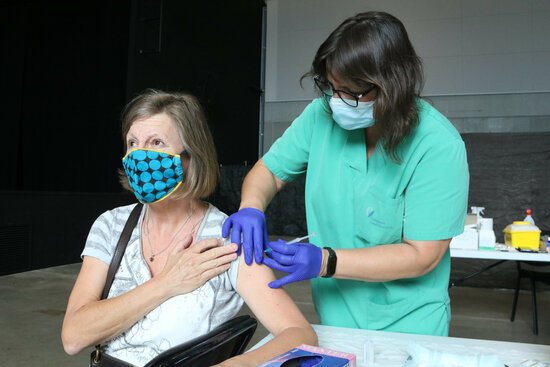 A health professional gives a women a Covid-19 jab (by Gemma Tubert)