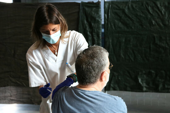 A person receiving a Covid-19 vaccine in L'Escala (by Gemma Tubert)