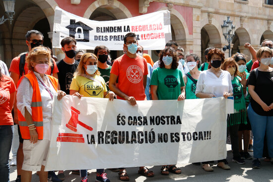 Housing rights' activists protest in front of the Catalan parliament (by Blanca Blay)