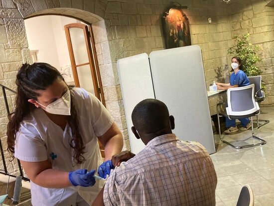A person getting a Covid-19 vaccine in Manresa (by Catalan Health department)