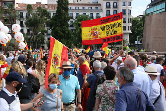 Demonstrators in Madrid's Plaza de Cólon protest against pardons for Catalan pro-independence prisoners, June 13 2021 (by Andrea Zamorano) 