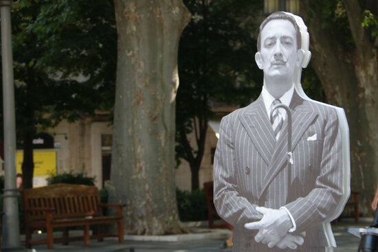 One of the portraits of Salvador Dalí in the city of Figueras in the summer of 2021 (by Gemm Tubert)