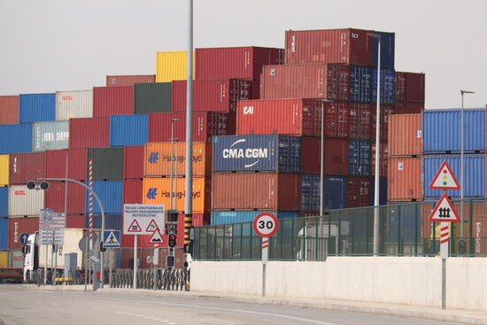 Shipping containers at the Port of Barcelona, March 3, 2021 (by Aina Martí)