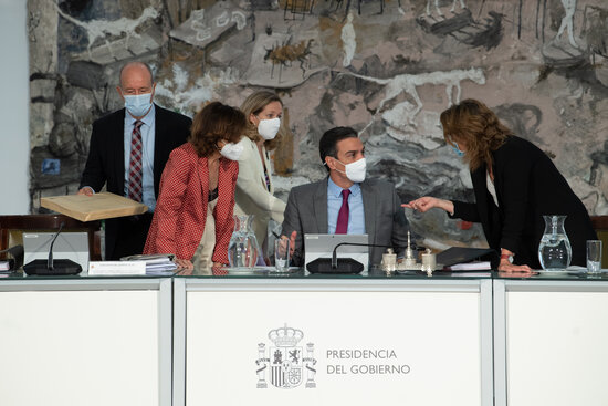 Spanish president Pedro Sánchez (seated) talks with his ministers (by Moncloa)