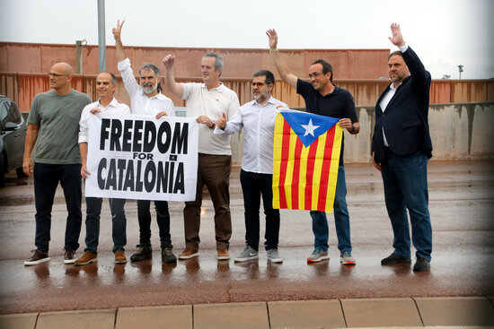 Seven Catalan independence leaders exit prison after being pardoned by Spain (by Nia Escolà)