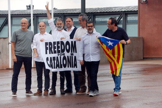 Seven jailed Catalan leaders leave the Lledoners prison (by Nia Escolà)