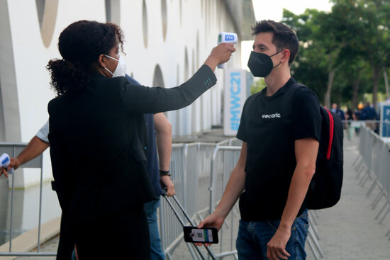 MWC attendees get their temperature checked before entering the fair (by Albert Cadanet)