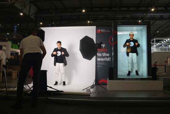 Creative director of Newtonlab Space, Roger Belso, showing off the hologram device presented by his company and Mobile World Capital at the 2021 Mobile World Congress (by Albert Cadanet)