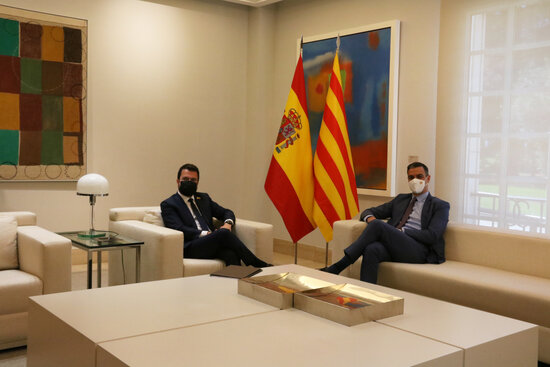 Presidents of Catalonia and Spain, Pere Aragonès and Pedro Sánchez, photographed during their first official meeting (by Bernat Vilaró)
