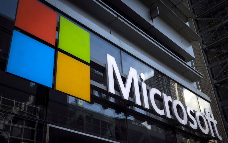 Microsoft logo on an office building in New York on July 28, 2015 (by Reuters/Mike Segar)