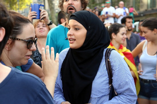 An activist from the Association of Muslims Against Islamaphobia (MCI) during a protest, August 26, 2017 (by Pere Francesch) 