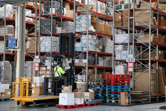 Workers in a warehouse in Bisbal del Penedès, November 2018 (by Gemma Sánchez)