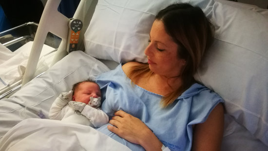 Ander, the first baby born in Tarragona in 2020, with his mother, January 1, 2020 (Sant Pau i Santa Tecla Hospital)