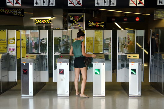 A metro passenger enters Santa Eulàlia station on line 1, August 28, 2020 (Àlex Recolons)