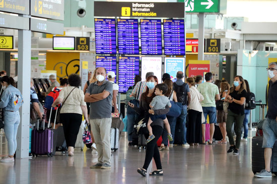 Passengers at Barcelona airport, August 2020 (by Miquel Codolar)