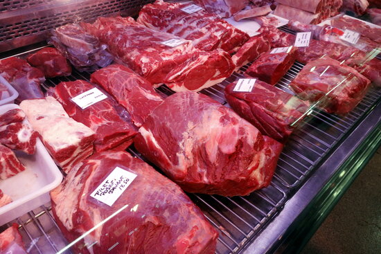 A butcher's counter at the Lleó market in Girona, December 24, 2020 (by Xavier Pi)