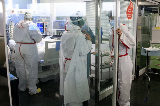 Medical professionals attend to a Covid-19 patient in an ICU in Hospital del Mar, Barcelona (by Laura Fíguls)