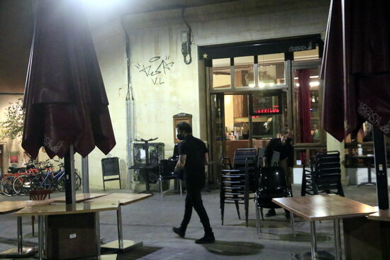 Restaurant staff in the Born area of Barcelona closing up at midnight, May 22, 2021 (by Laura Fíguls)