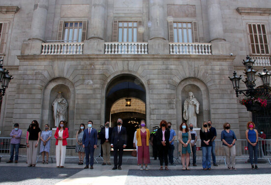 Government representatives hold a minute of silence rejecting gender-based violence (by Imanol Olite)