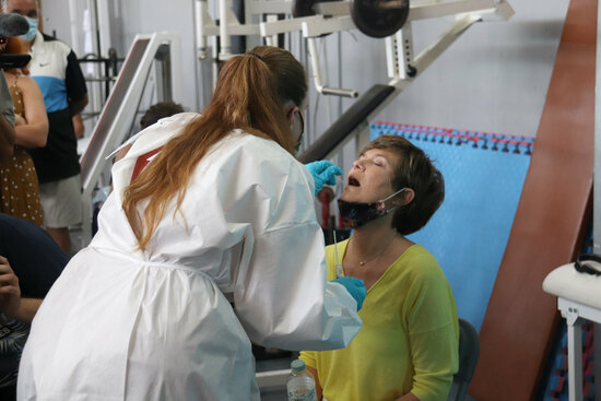 A medical professional performs a Covid-19 test on a person (by Aleix Freixas)