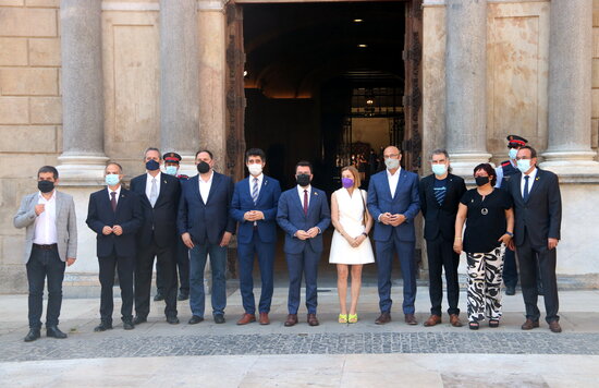 Pardoned independence leaders pose for a photo alongside Catalan president Pere Aragonès and vice president Jordi Puigneró (by Pau Cortina)